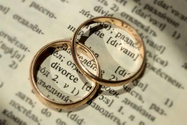Image of rings removed before divorce mediation Goole